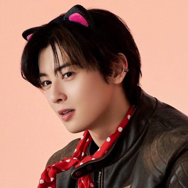 Behind-the-scenes cut of Cha Eunwoo