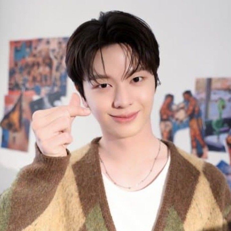 A moment captured by a fan of Yook Sungjae