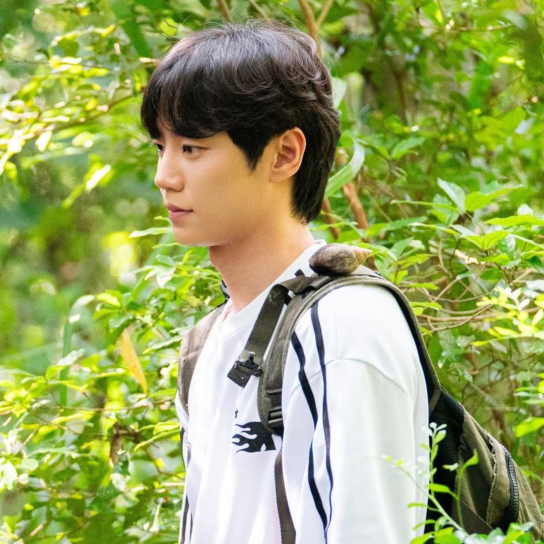 Behind-the-scenes cut of Lee Junyoung