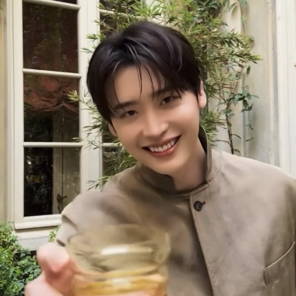 A moment captured by a fan of Lee Jongsuk