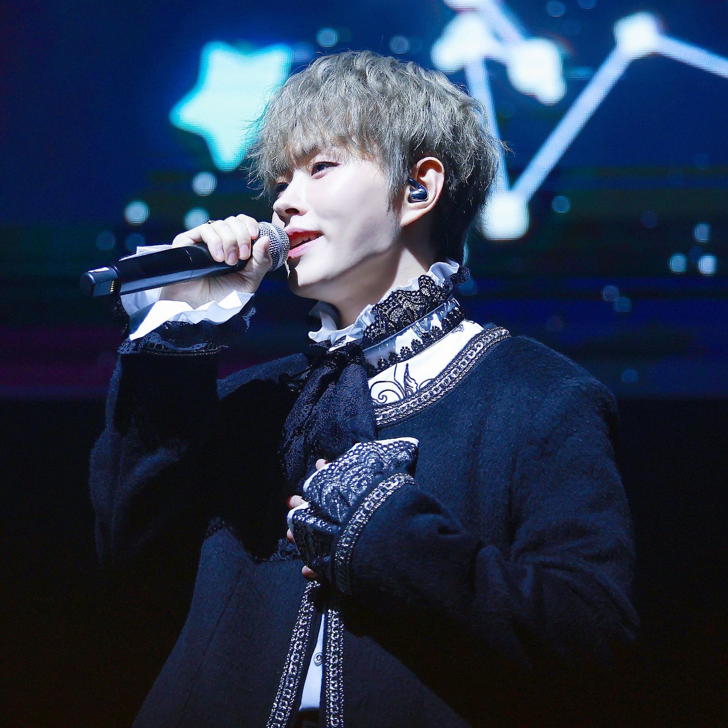 A moment captured by a fan of Lee Byeongchan