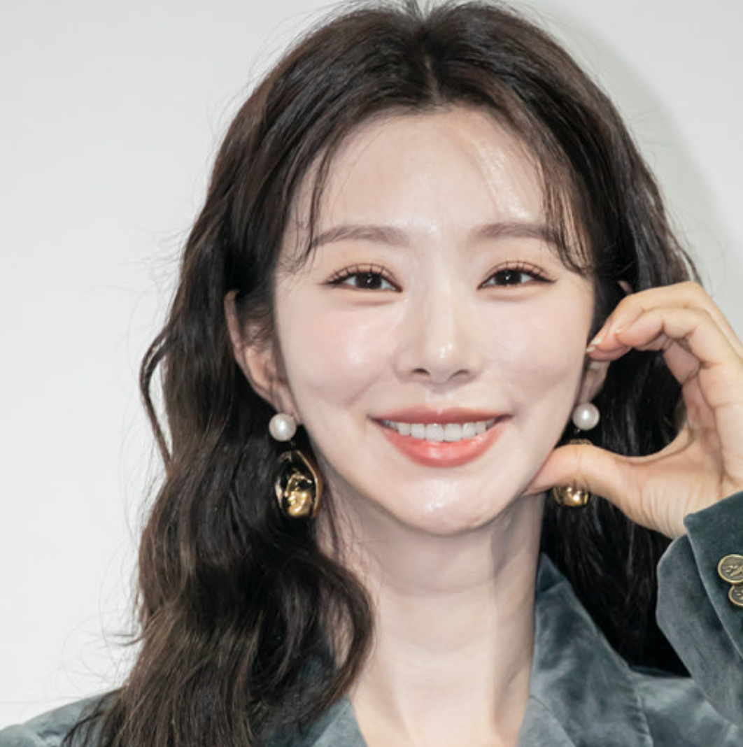 Behind-the-scenes cut of Lee Joobeen