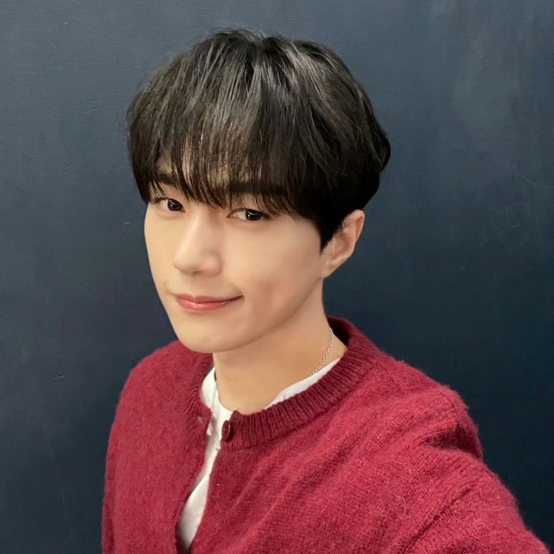 A moment captured by a fan of Kim Myungsoo (L)