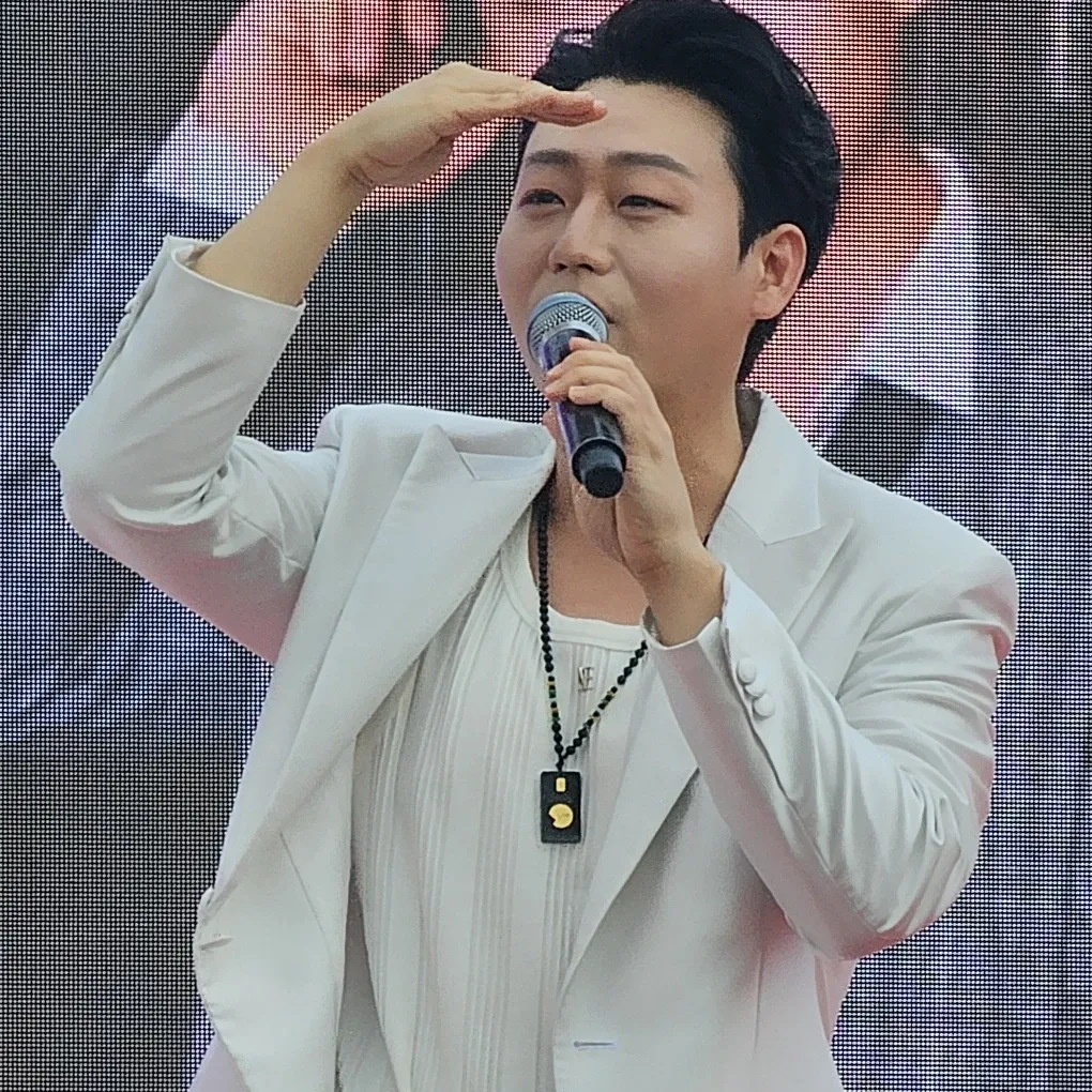 A moment captured by a fan of Min Soohyun