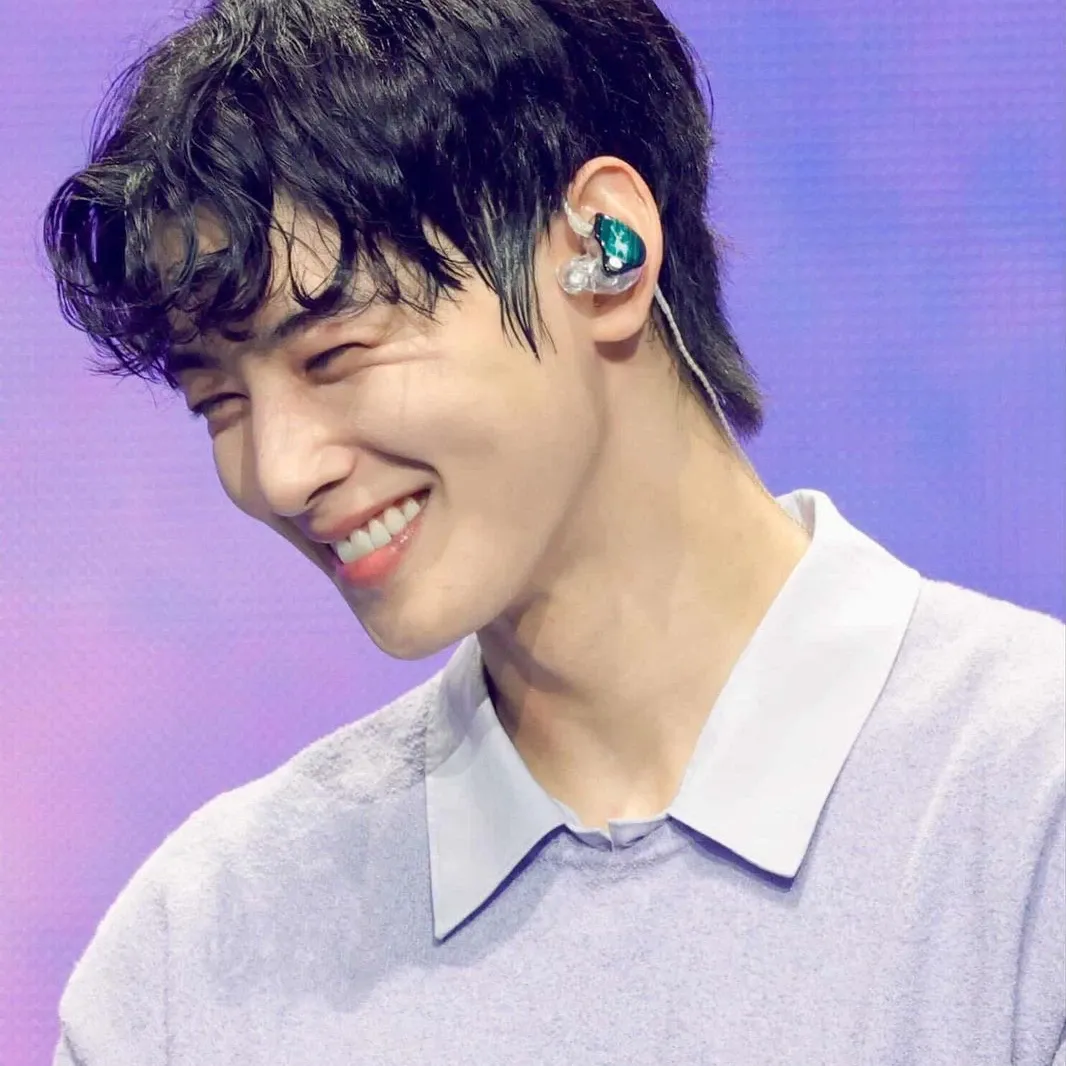 Behind-the-scenes cut of Cha Eunwoo