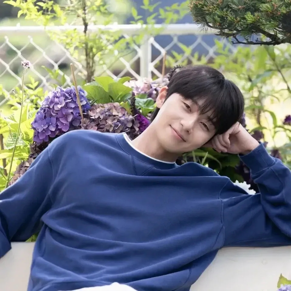 Recent activity shot of Park Seojoon