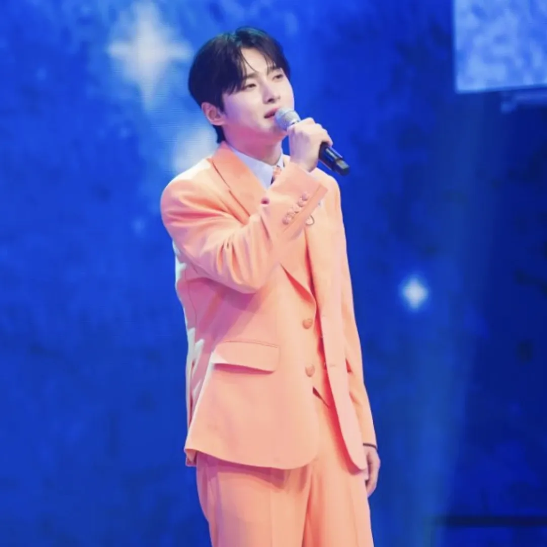 A moment captured by a fan of Seong Ri