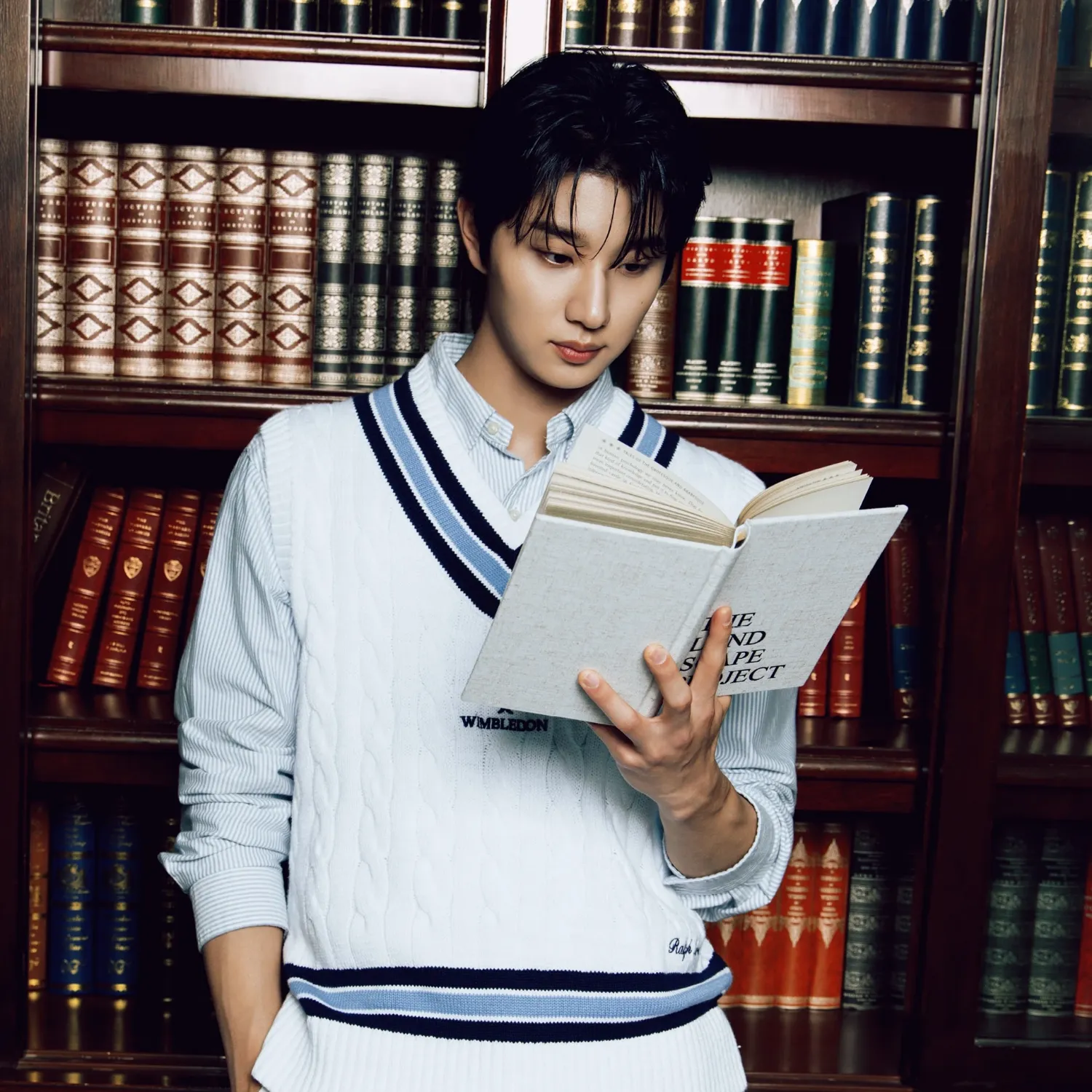 Behind-the-scenes cut of Kim Jaewon