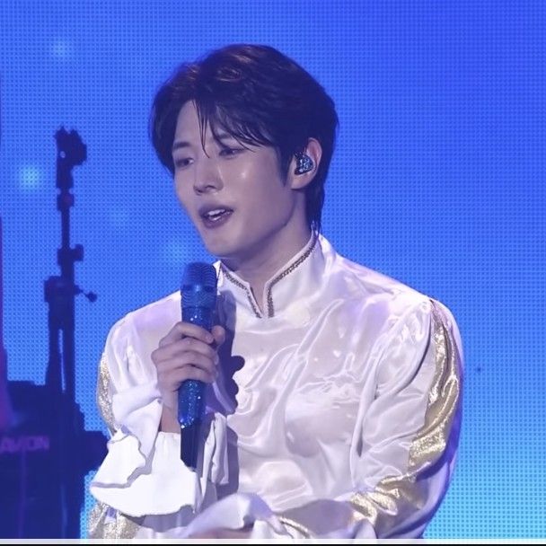 粉絲拍下的金俊賢瞬間