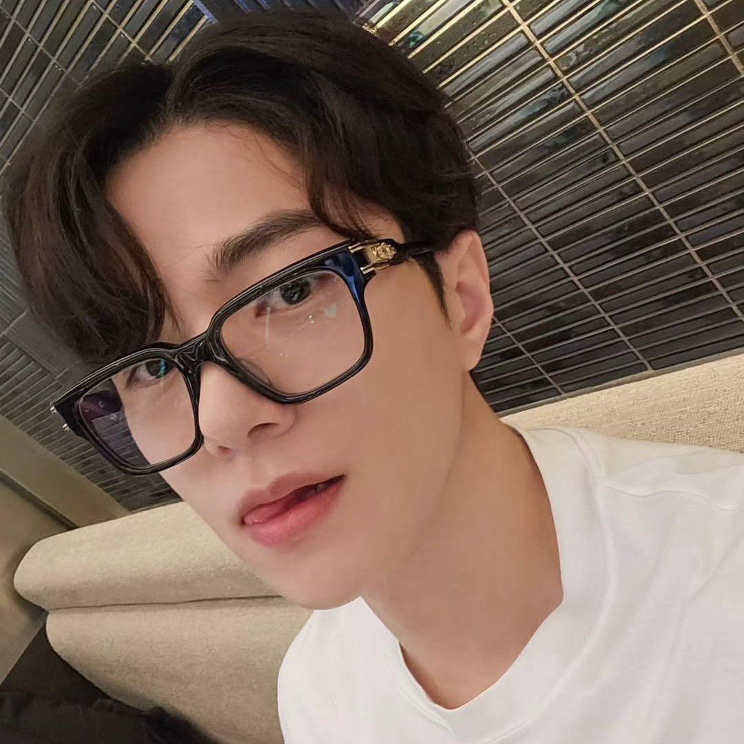 A moment captured by a fan of Kim Myungsoo (L)