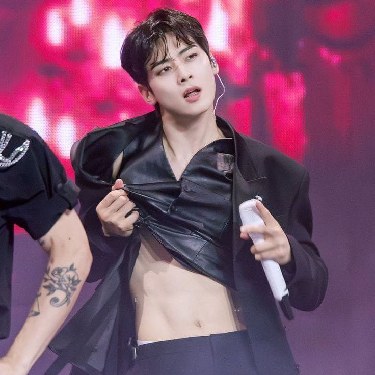 Behind-the-scenes cut of Cha Eunwoo