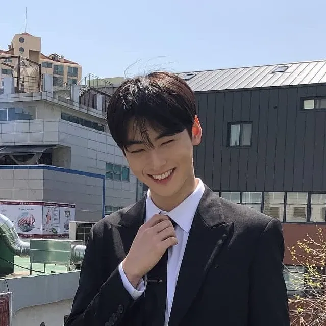 Behind-the-scenes cut of Cha Eunwoo