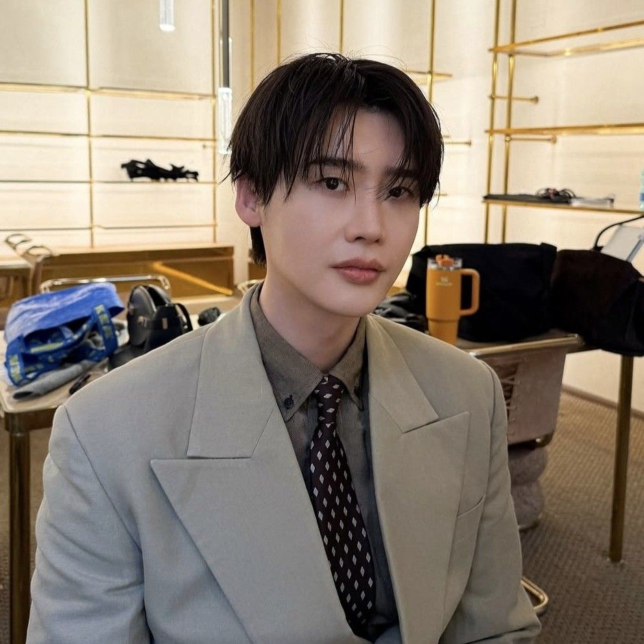 A moment captured by a fan of Lee Jongsuk