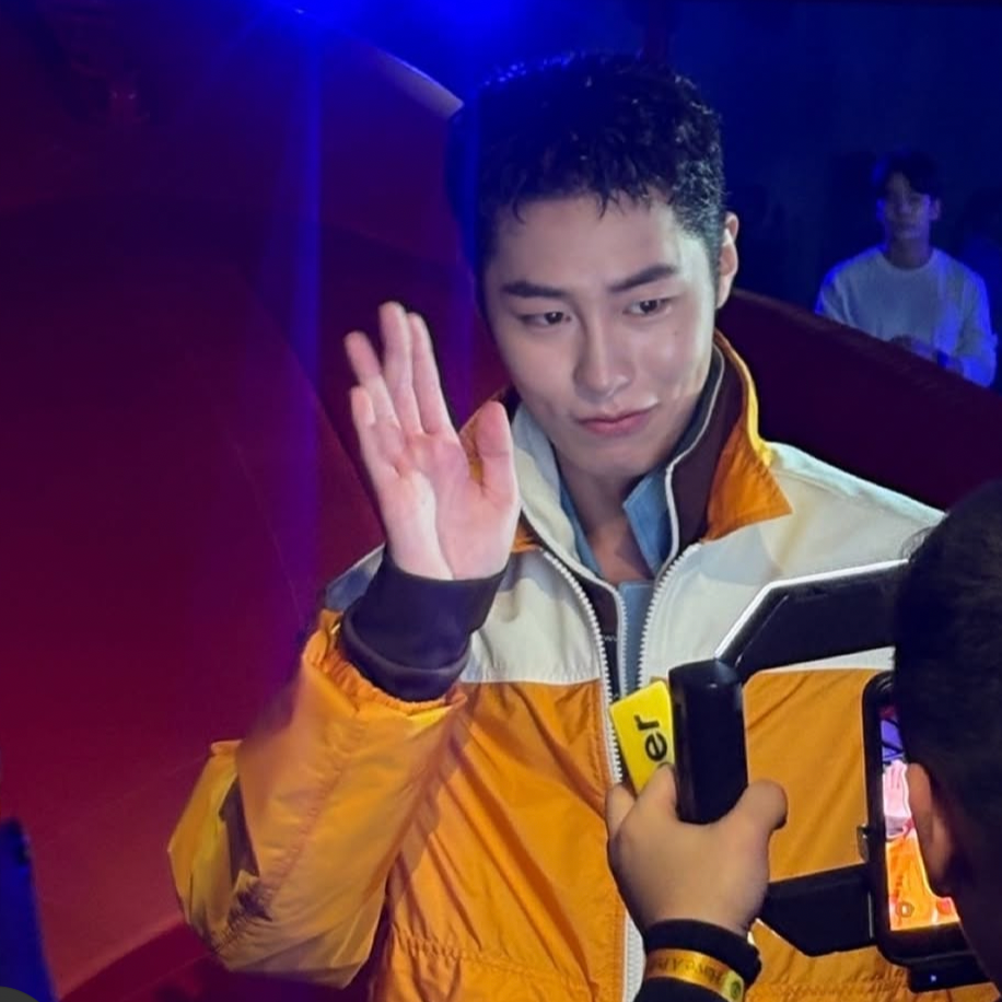 Cuplikan di balik layar dari Lee Jaewook