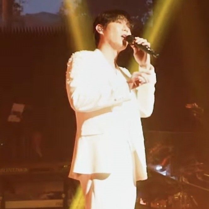 A moment captured by a fan of Son Taejin