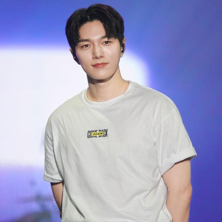 Behind-the-scenes cut of Kim Myungsoo (L)