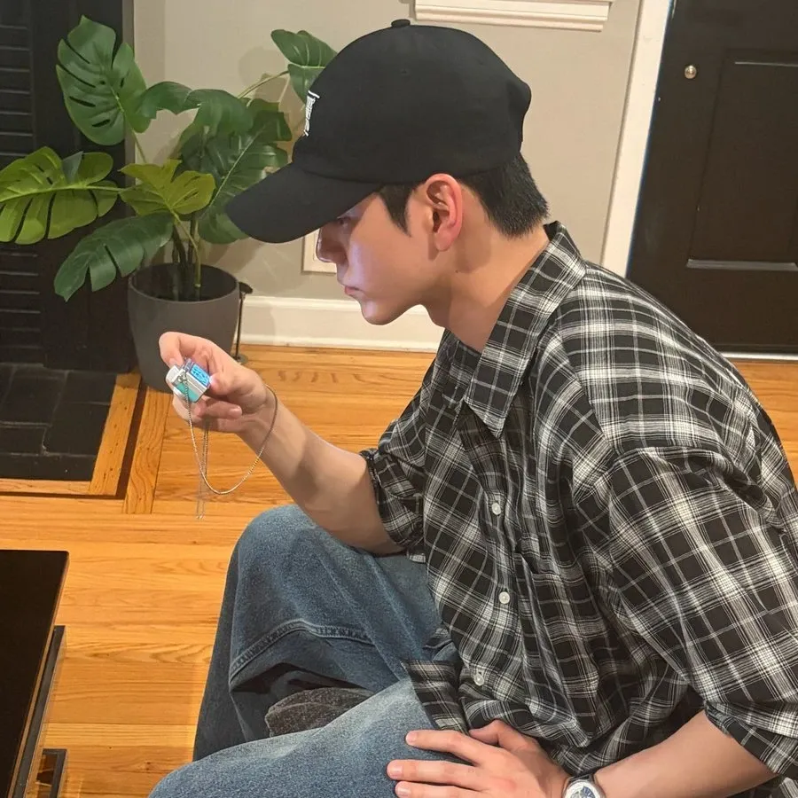 粉丝拍下的邕圣祐瞬间