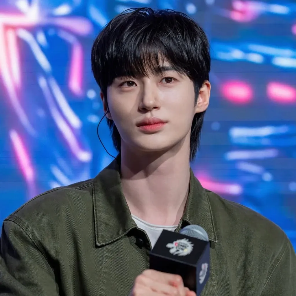 Behind-the-scenes cut of Byeon Wooseok