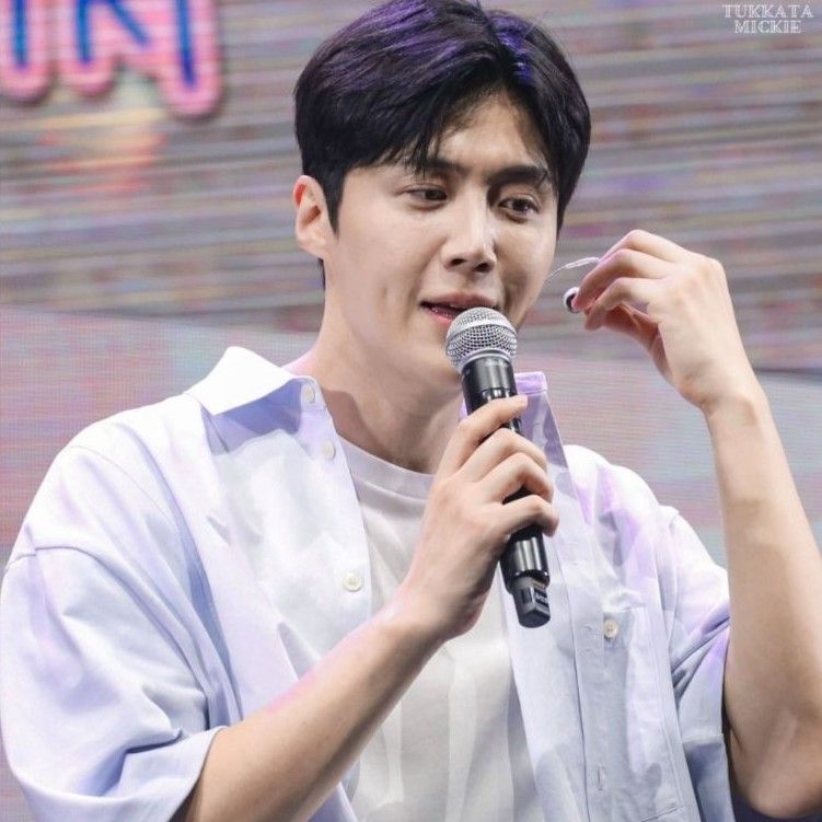 粉絲拍下的金宣虎瞬間