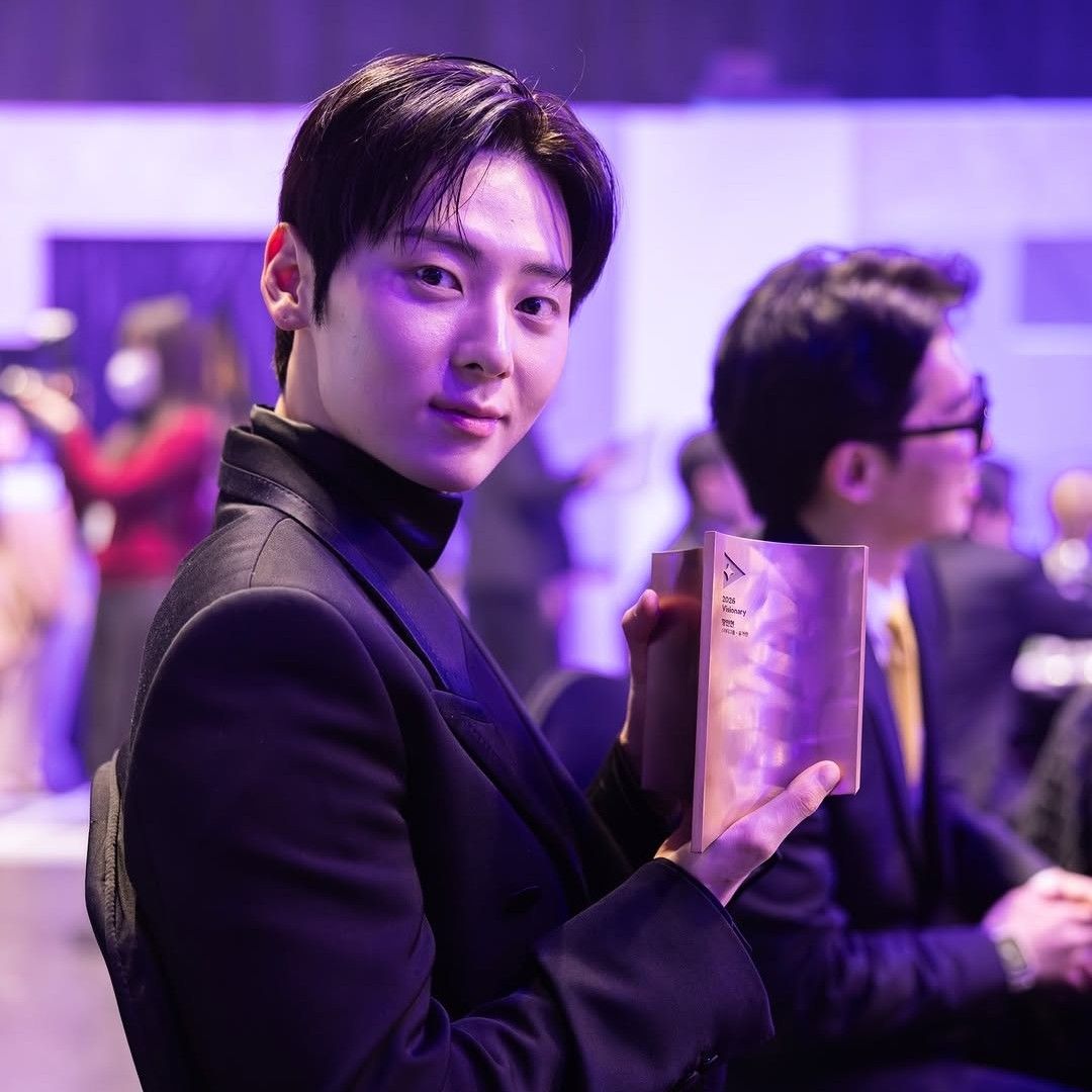 A moment captured by a fan of Hwang Minhyun