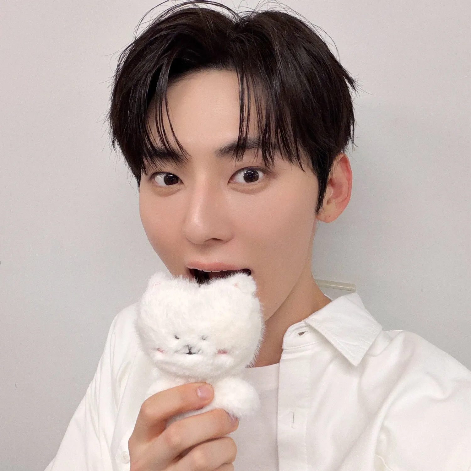 Behind-the-scenes cut of Hwang Minhyun