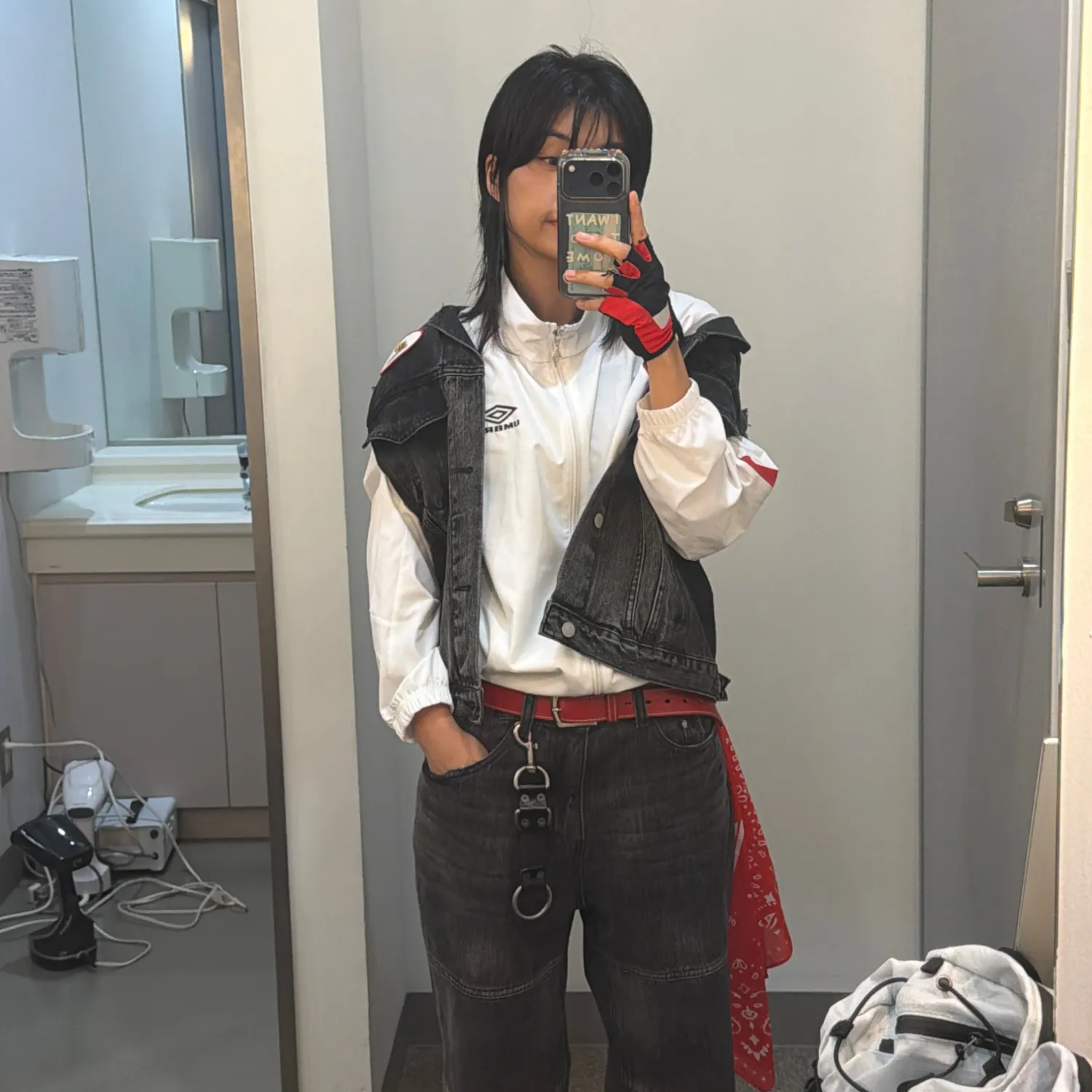 Behind-the-scenes cut of Aiki