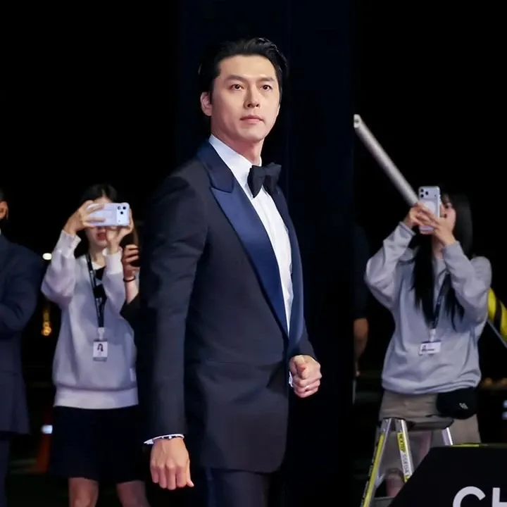 Momen yang diabadikan oleh penggemar Hyun Bin