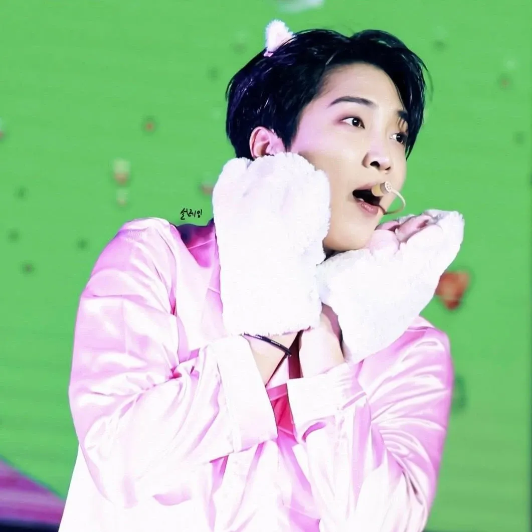 A moment captured by a fan of Hwang Yunsung