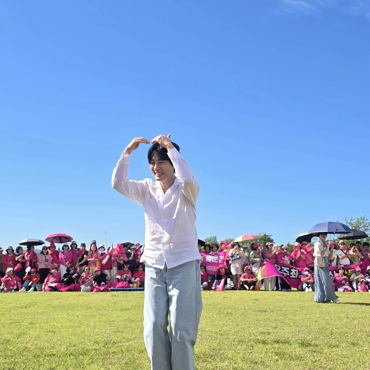 Behind-the-scenes cut of Kang Moonkyung