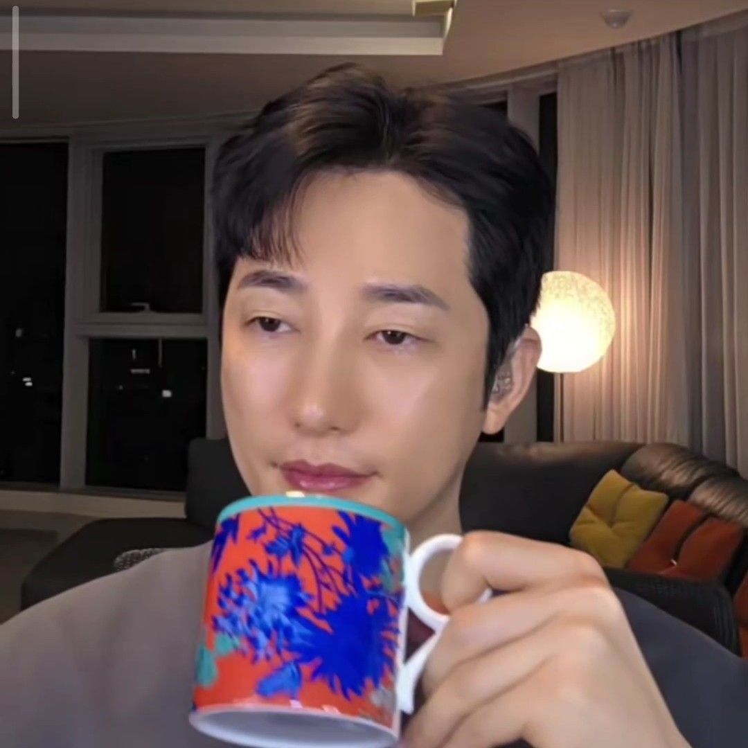 A moment captured by a fan of Park Sihoo