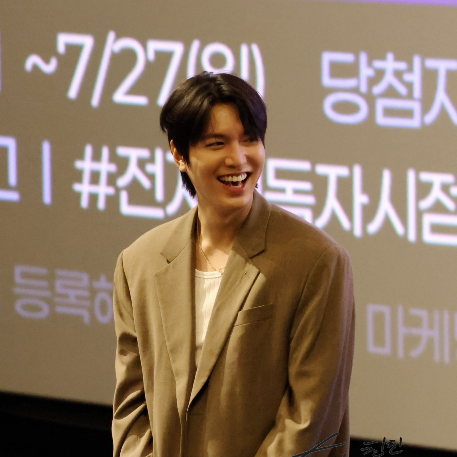 粉絲拍下的李敏鎬瞬間