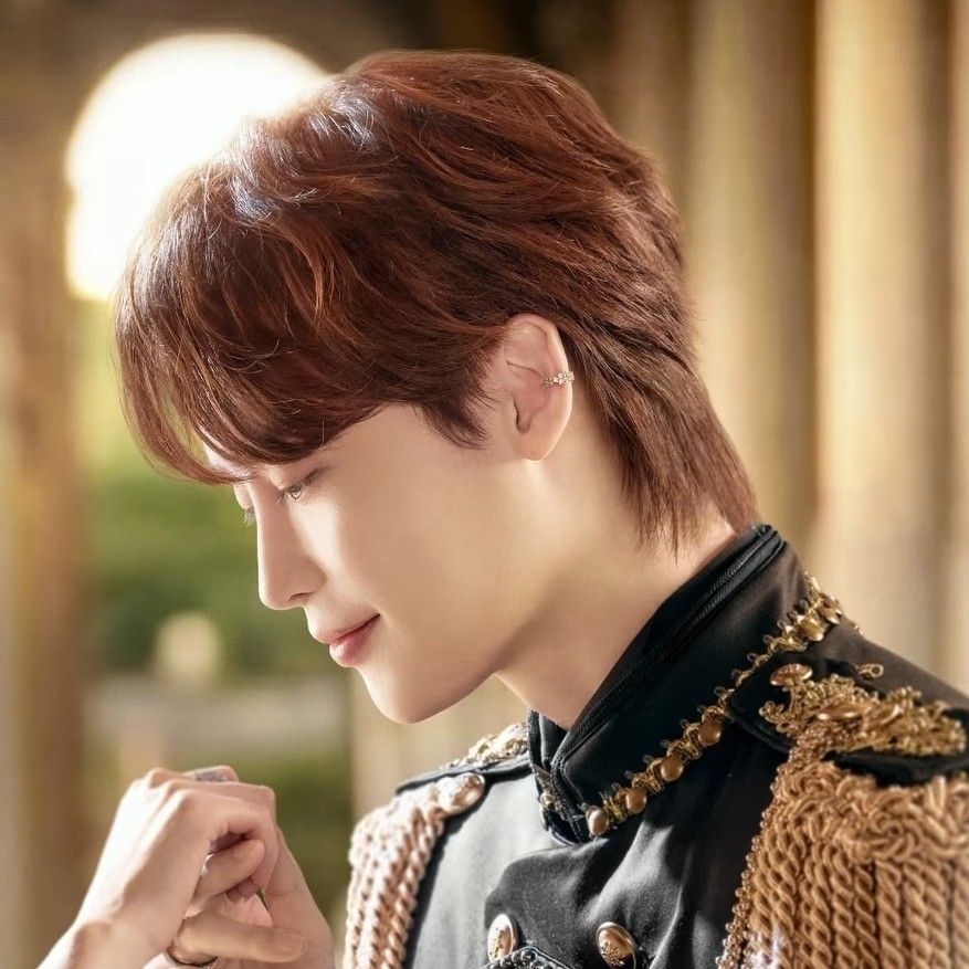 A moment captured by a fan of Lee Jongsuk