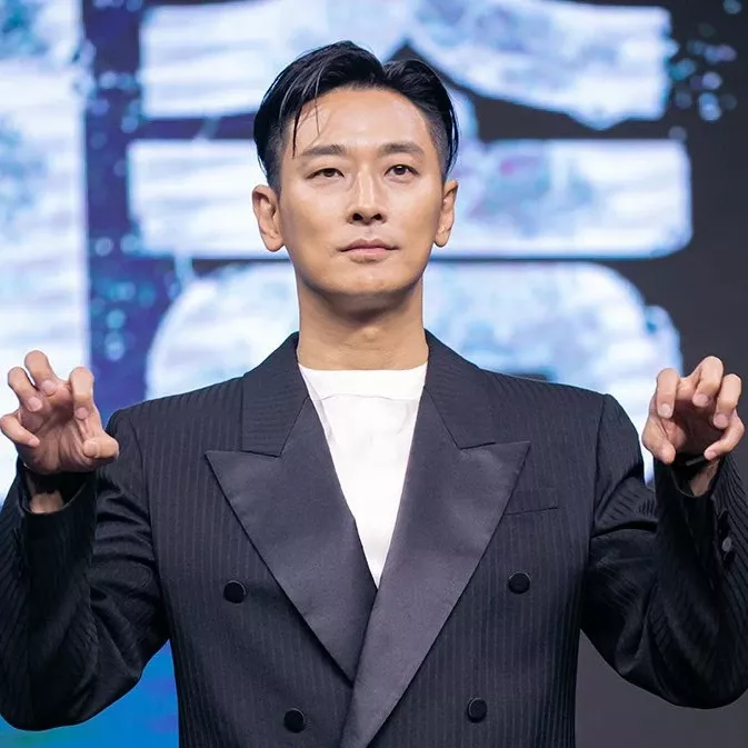 Behind-the-scenes cut of Joo Jihoon