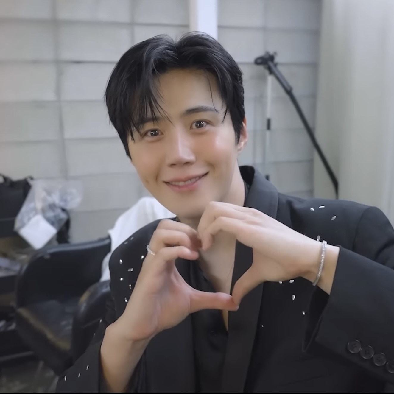 Behind-the-scenes cut of Kim Seonho