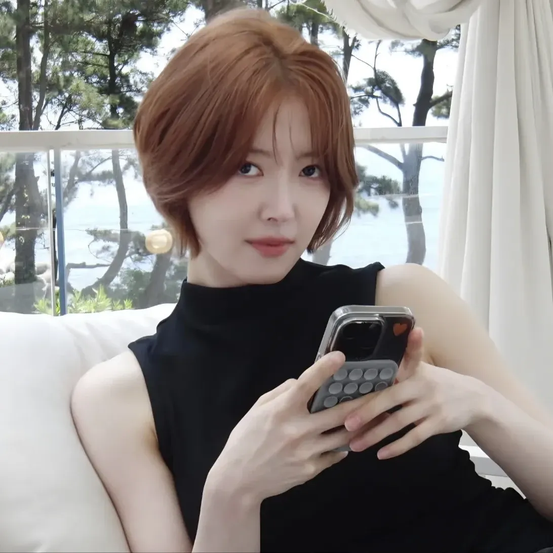 Behind-the-scenes cut of Lee Seyoung