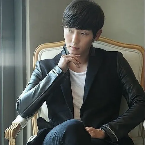 Behind-the-scenes cut of Lee Joongi
