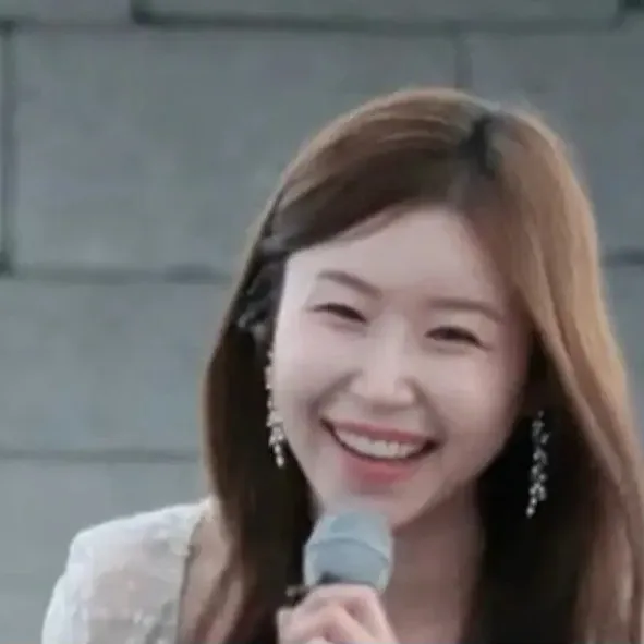 Behind-the-scenes cut of Lee Sona