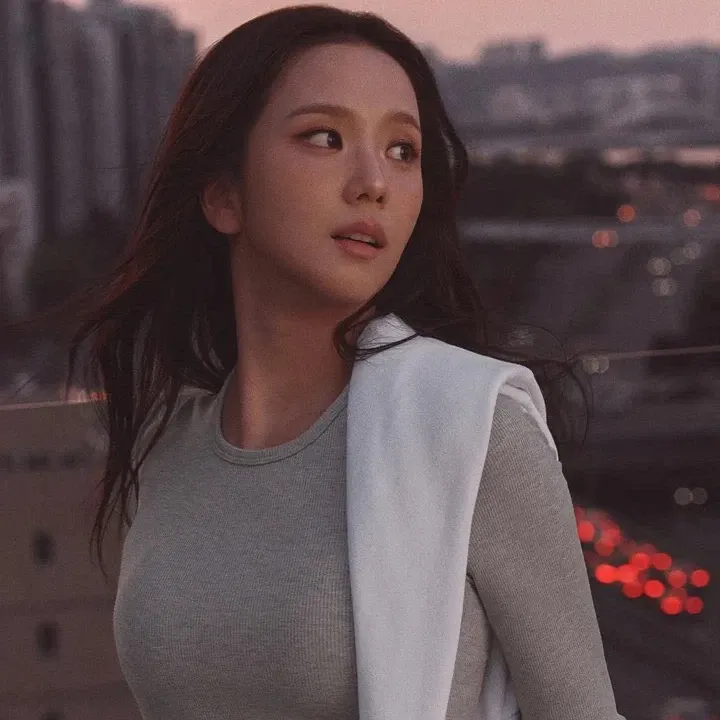 Latest photo of Jisoo (1995)