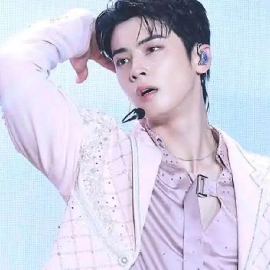 A moment captured by a fan of Cha Eunwoo