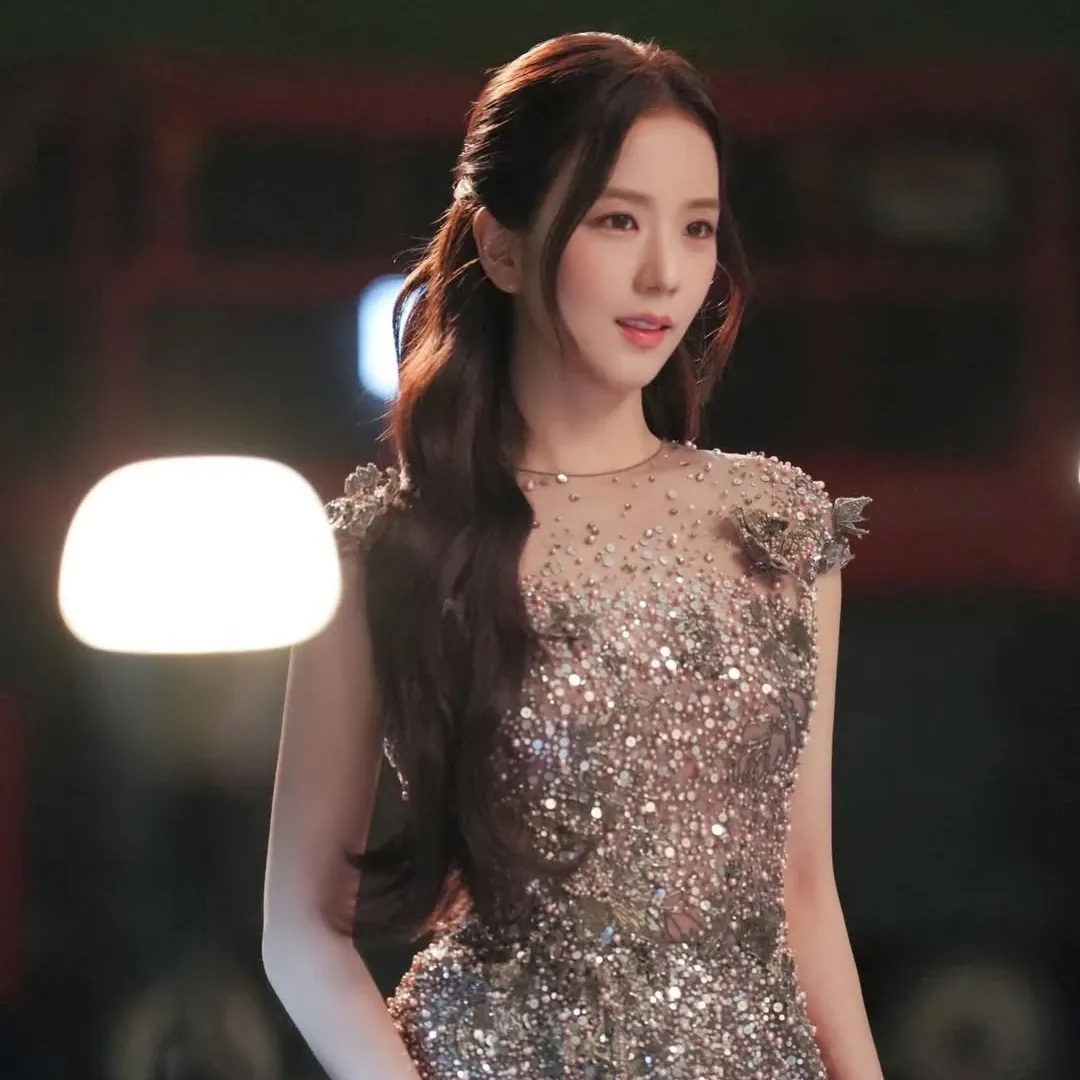 Behind-the-scenes cut of Jisoo (1995)