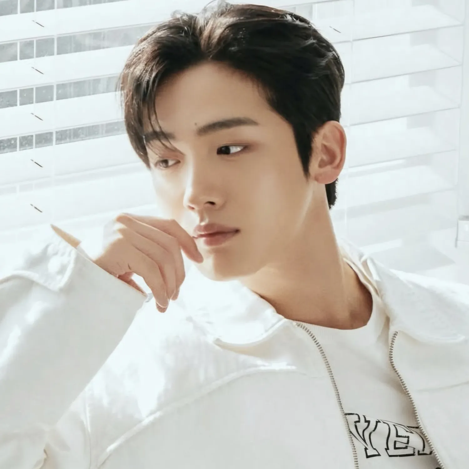 Behind-the-scenes cut of Kim Yohan