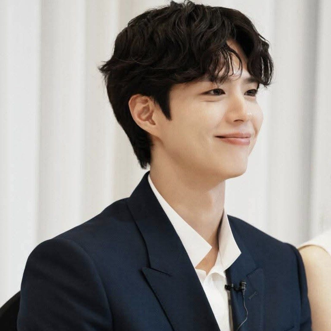 A moment captured by a fan of Park Bogum