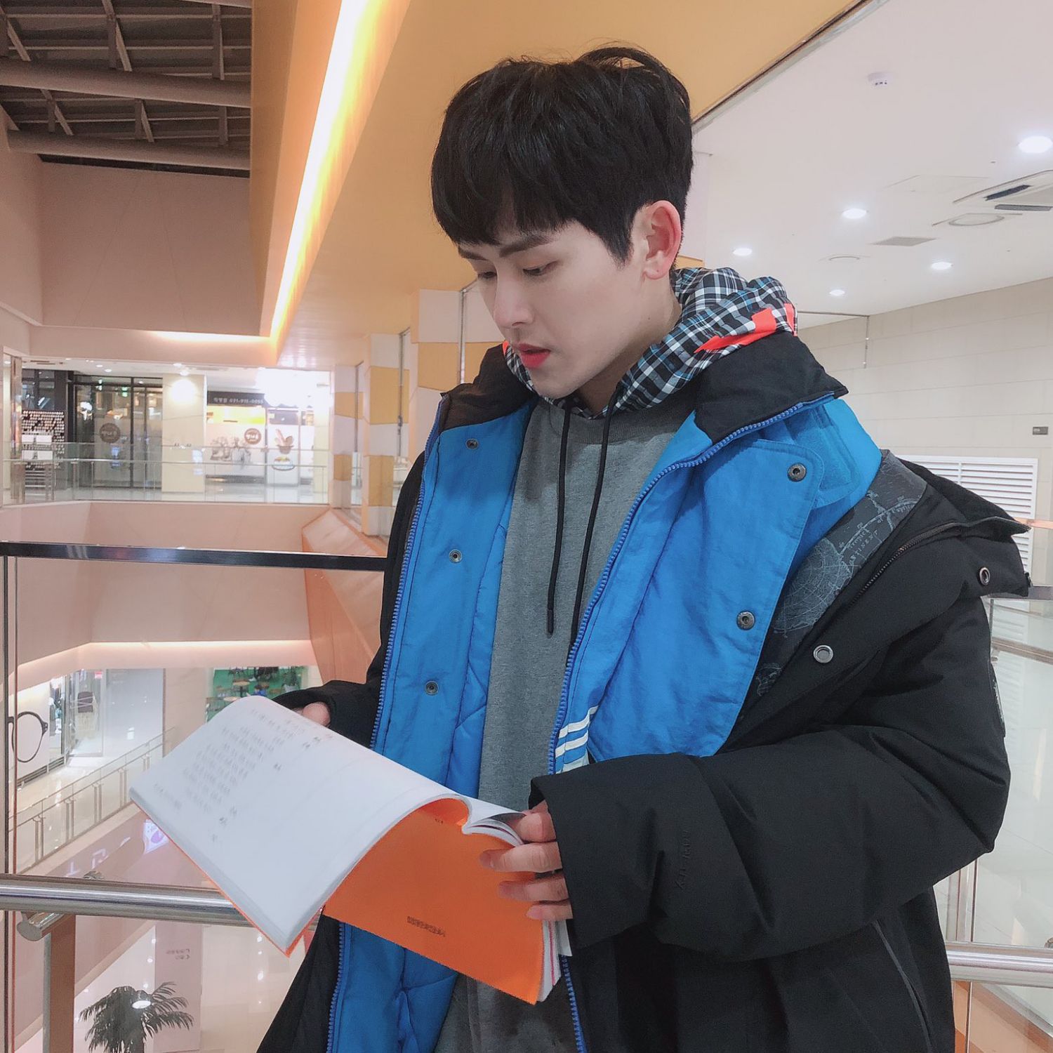 Behind-the-scenes cut of Hoya