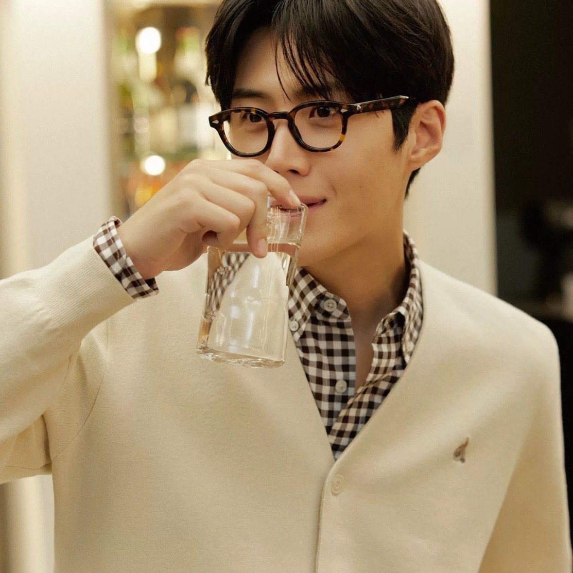 Behind-the-scenes cut of Kim Seonho