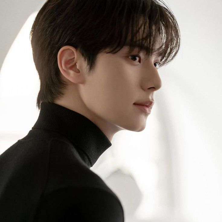 Behind-the-scenes cut of Lee Chaemin