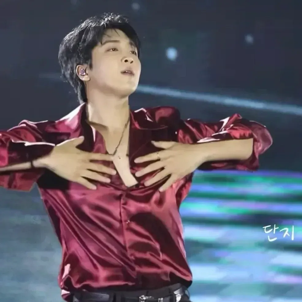 A moment captured by a fan of Hwang Yunsung