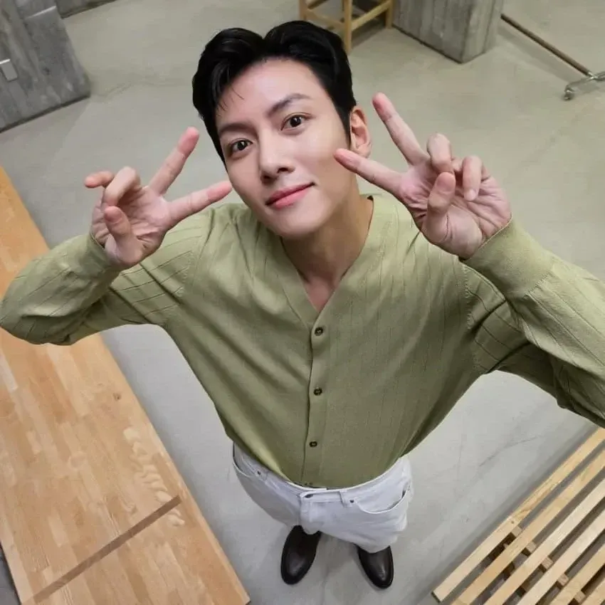 Behind-the-scenes cut of Ji Changwook