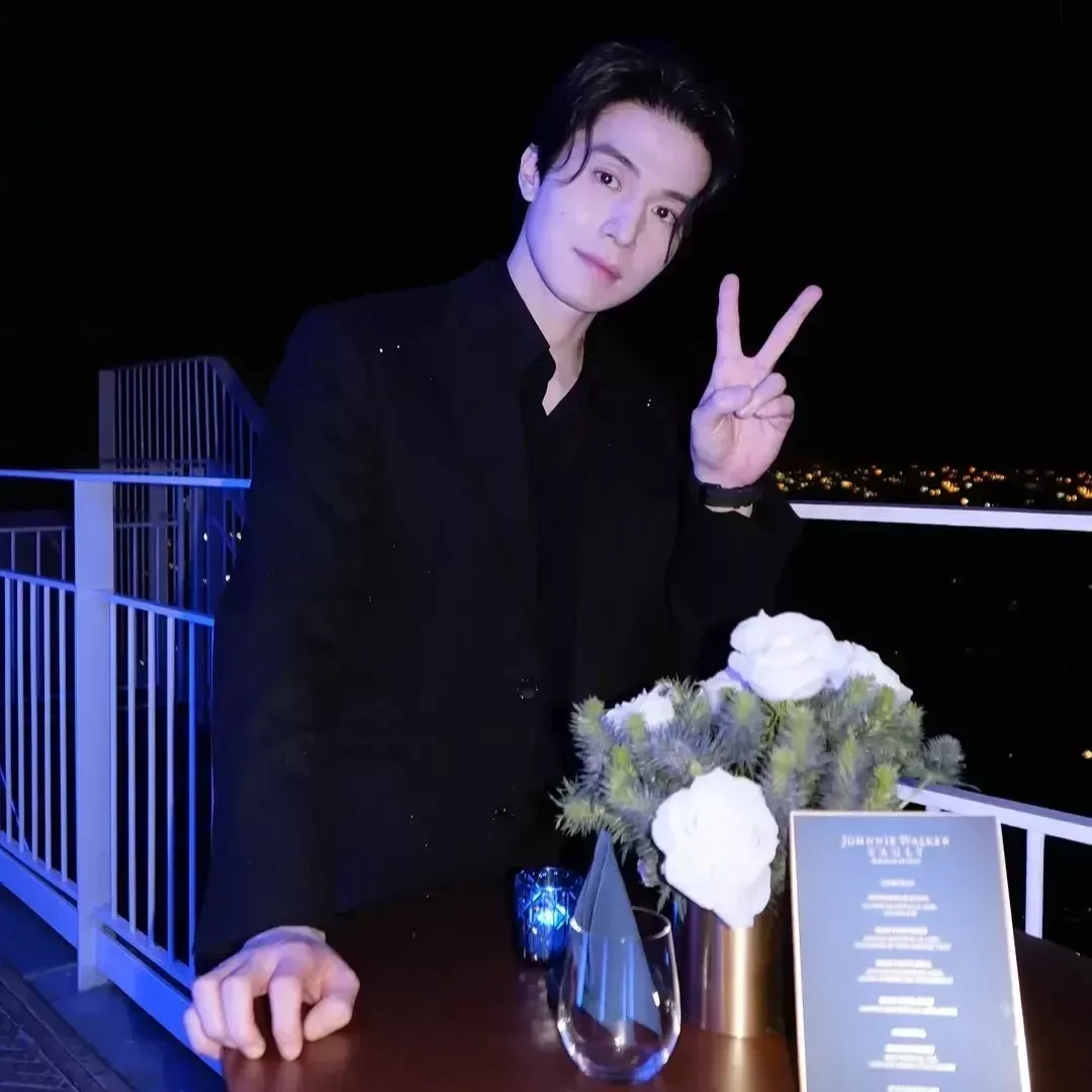 Behind-the-scenes cut of Lee Dongwook