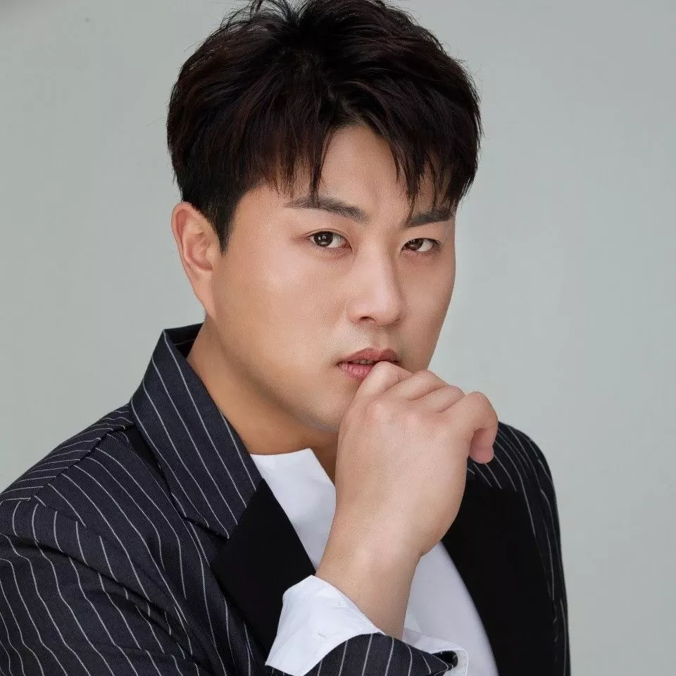 Behind-the-scenes cut of Kim Hojoong