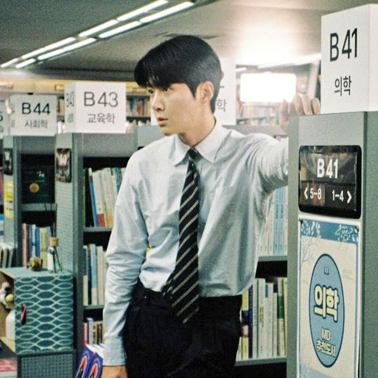 Behind-the-scenes cut of Kim Seonho